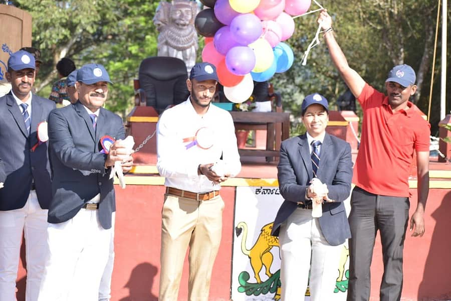 ಮಡಿಕೇರಿಯಲ್ಲಿ ಬುಧವಾರ ಪೊಲೀಸ್ ಕ್ರೀಡಾಕೂಟಕ್ಕೆ ಅಂತರರಾಷ್ಟ್ರೀಯ ಹಾಕಿ ಆಟಗಾರ ಎಸ್.ವಿ.ಸುನಿಲ್ ಆಚಾರ್ಯ ಪಾರಿವಾಳ ಹಾರಿಬಿಡುವ ಮೂಲಕ ಚಾಲನೆ ನೀಡಿದರು