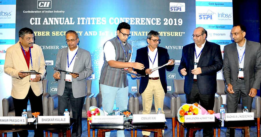 ಕಾರ್ಯಕ್ರಮದಲ್ಲಿ ಯದುವೀರ ಕೃಷ್ಣದತ್ತ ಚಾಮರಾಜ ಒಡೆಯರ್ ಅವರು ಶ್ವೇತಪತ್ರ ಬಿಡುಗಡೆ ಮಾಡಿದರು. (ಎಡದಿಂದ) ಕೆ.ಎಸ್.ಶಂಕರ್ ಪ್ರಸಾದ್, ಭಾಸ್ಕರ್ ಕಳಲೆ, ಡಾ.ಓಂಕಾರ್ ರಾಯ್, ಶೈಲೇಂದ್ರ ಕುಮಾರ್ ತ್ಯಾಗಿ, ರಾಘವ ಲಿಂಗೇಗೌಡ ಇದ್ದಾರೆ