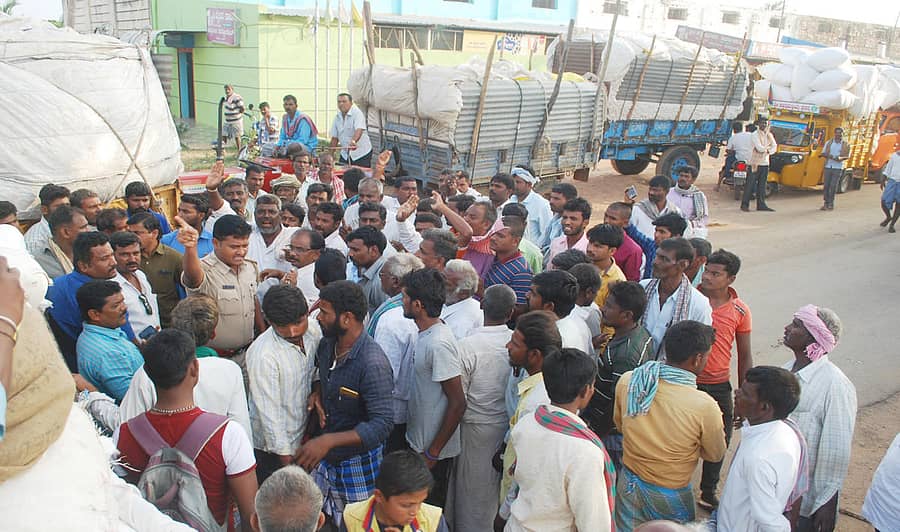 ಲಕ್ಷ್ಮೇಶ್ವರದಲ್ಲಿ ಬುಧವಾರ ಹತ್ತಿ ಮಾರಾಟ ಮಾಡಲು ಬಂದಿದ್ದ ರೈತರು ರಸ್ತೆ ನಡೆಸಿ ಪ್ರತಿಭಟನೆ ನಡೆಸಿದರು