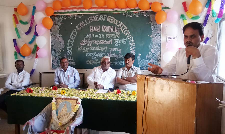 ಭಾಲ್ಕಿಯ ಜಿ.ಜೆ.ಗುಜ್ಜಮ್ಮಾ ಮಹಿಳಾ ಶಿಕ್ಷಣ ಮಹಾವಿದ್ಯಾಲಯದಲ್ಲಿ ನಡೆದ ದೀಪದಾನ ಸಮಾರಂಭದಲ್ಲಿ ಮಹಾವಿದ್ಯಾಯಲದ ಉಪ ಪ್ರಾಚಾರ್ಯ ನಾಗಯ್ಯಾ ಸ್ವಾಮಿ ಮಾತನಾಡಿದರು