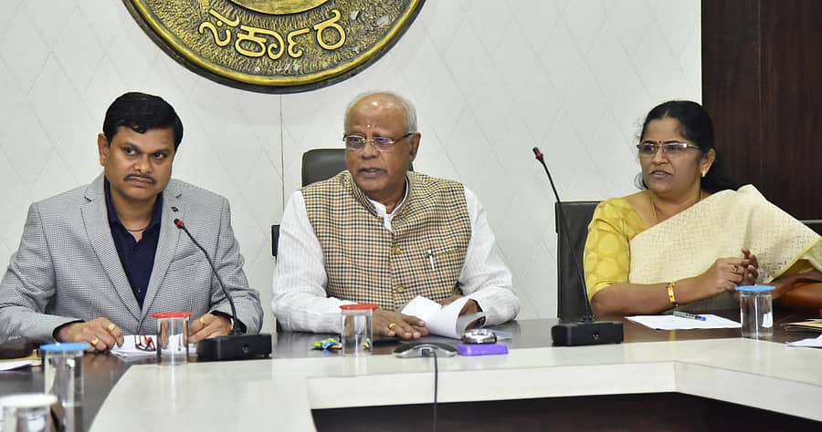 ದಾವಣಗೆರೆ ಜಿಲ್ಲಾಧಿಕಾರಿ ಕಚೇರಿ ಸಭಾಂಗಣದಲ್ಲಿ ಸಂಸದ ಜಿ.ಎಂ. ಸಿದ್ದೇಶ್ವರ ಅಧ್ಯಕ್ಷತೆಯಲ್ಲಿ ಎಥೆನಲ್ ಘಟಕದ ಬಗ್ಗೆ ಸಭೆ ನಡೆಯಿತು. ಜಿಲ್ಲಾಧಿಕಾರಿ ಮಹಾಂತೇಶ ಬೀಳಗಿ, ಎಂಆರ್ಪಿಎಲ್ ಸ್ವತಂತ್ರ ನಿರ್ದೇಶಕಿ ಮಂಜುಳಾ ಇದ್ದರು