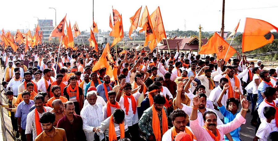 ಬೇಲೂರಿನಲ್ಲಿ ಹನುಮ ಜಯಂತಿ ಅಂಗವಾಗಿ ಬುಧವಾರ ನಡೆದ ಶೋಭಾಯಾತ್ರೆಯಲ್ಲಿ ಭಾಗವಹಿಸಿದ್ದ ಹನುಮ ಭಕ್ತರು (ಎಡಚಿತ್ರ). ಹನುಮ ಜಯಂತಿ ಮೆರವಣಿಗೆಯಲ್ಲಿ ಭಾಗವಹಿಸಿ ಶುಭಕೋರಿದ ಮುಸ್ಲಿಮರು