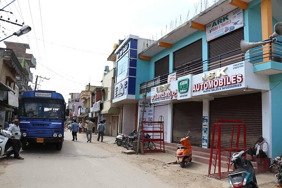 ಹಾಸನದ ವಲ್ಲಭಬಾಯ್ ರಸ್ತೆಯಲ್ಲಿ ಅಂಗಡಿಗಳನ್ನು ಬಂದ್ ಮಾಡಲಾಗಿದೆ.