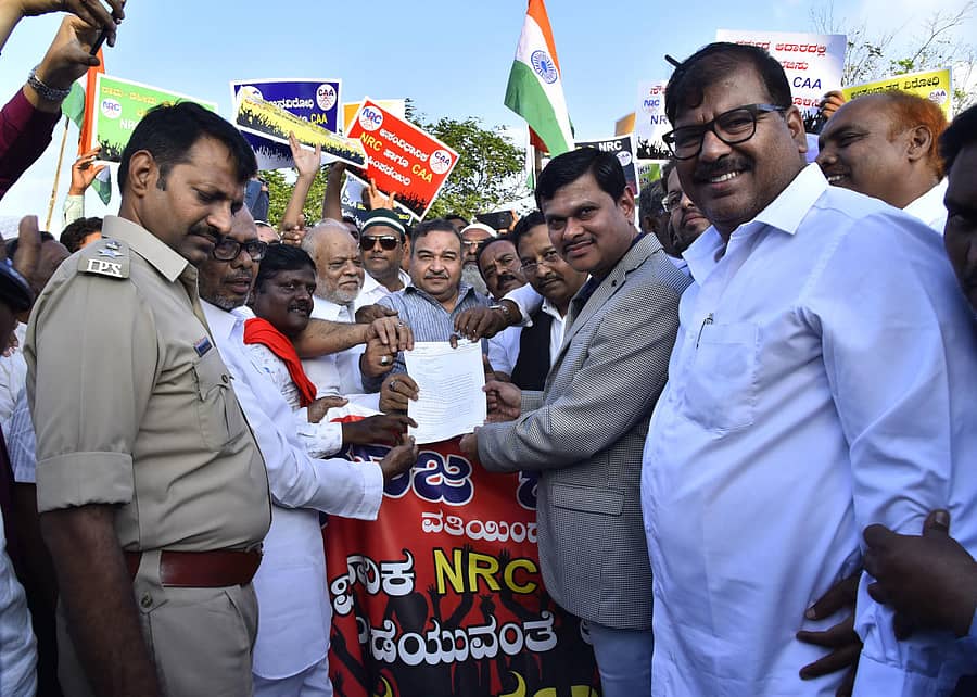 ಕೇಂದ್ರ ಸರ್ಕಾರ ಜಾರಿಗೊಳಿಸಿರುವ ರಾಷ್ಟ್ರೀಯ ಪೌರತ್ವ ನೋಂದಣಿ (ಎನ್ಆರ್ಸಿ) ಮತ್ತು ಪೌರತ್ವ (ತಿದ್ದುಪಡಿ) ಕಾಯ್ದೆ ರದ್ಧತಿಗೆ ಒತ್ತಾಯಿಸಿ ಮುಸ್ಲಿಂ ಸಮಾಜ ಹಾಗೂ ವಿವಿಧ ಸಮಿತಿಗಳು ಜಿಲ್ಲಾಧಿಕಾರಿಗೆ ಮನವಿ ಸಲ್ಲಿಸಿದವು. ವಿಧಾನ ಪರಿಷತ್ ಸದಸ್ಯ ಅಬ್ದುಲ್ ಜಬ್ಬಾರ್, ಜಿಲ್ಲಾ ಪೊಲೀಸ್ ವರಿಷ್ಠಾಧಿಕಾರಿ ಹನುಮಂತರಾಯ ಇದ್ದರು