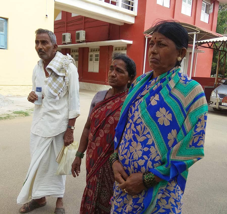 ಬೆಳೆ ನಷ್ಟ ಪರಿಹಾರ ವಿತರಣೆಯಲ್ಲಿ ಲೋಪ ಉಂಟಾಗಿದೆ ಎಂದು ಆರೋಪಿಸಿ ಹೊಸದುರ್ಗ ತಾಲ್ಲೂಕಿನ ರೈತರು ಚಿತ್ರದುರ್ಗದ ಜಿಲ್ಲಾಧಿಕಾರಿ ಕಚೇರಿ ಎದುರು ವಿಷದ ಬಾಟಲಿ ಹಿಡಿದು ಬುಧವಾರ ಪ್ರತಿಭಟನೆ ನಡೆಸಿದರು.