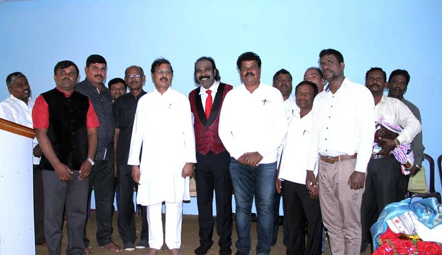 ಕೋಲಾರ ತಾಲ್ಲೂಕಿನ ಹೊಗರಿ ಸಮೀಪದ ಚರ್ಚ್ನಲ್ಲಿ ಬುಧವಾರ ನಡೆದ ಕ್ರಿಸ್ಮಸ್ ಆಚರಣೆಗೆ ಚಾಲನೆ ನೀಡುವ ಕಾರ್ಯಕ್ರಮದಲ್ಲಿ ವಿಧಾನ ಪರಿಷತ್ ಮಾಜಿ ಸಭಾಪತಿ ವಿ.ಆರ್.ಸುದರ್ಶನ್ ಪಾಲ್ಗೊಂಡರು.