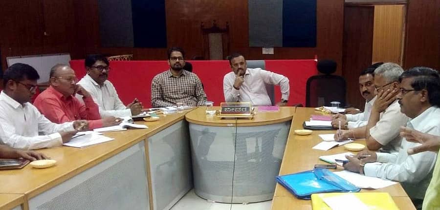 ಬೀದರ್ನ ಜಿಲ್ಲಾಧಿಕಾರಿ ಕಚೇರಿಯಲ್ಲಿ ನಡೆದ ಕೆರೆ ಸಂರಕ್ಷಣೆ ಅಭಿವೃದ್ಧಿ ಪ್ರಾಧಿಕಾರದ ಸಭೆಯಲ್ಲಿ ಜಿಲ್ಲಾಧಿಕಾರಿ ಎಚ್.ಆರ್.ಮಹಾದೇವ ಮಾತನಾಡಿದರು