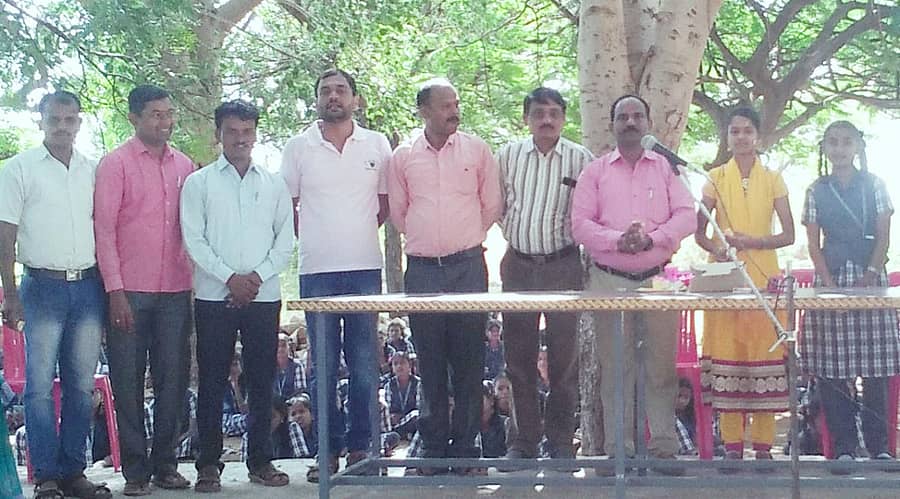 ಬೆಟಗೇರಿಯ ಸರ್ಕಾರಿ ಪ್ರೌಢಶಾಲೆ ಶಿಕ್ಷಕರು ಹಾಗೂ ವಿದ್ಯಾರ್ಥಿಗಳು ದೇಣಿಗೆ ನೀಡಿದ ಮಹಾಲಕ್ಷ್ಮಿ ಈಟಿ ಜನ್ಮ ದಿನವನ್ನು ಮಂಗಳವಾರ ಆಚರಿಸಿದರು