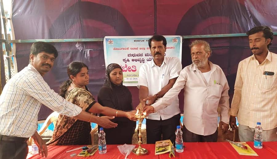 ತೋಟಗಾರಿಕೆ ಇಲಾಖೆಯು ಕೋಲಾರ ತಾಲ್ಲೂಕಿನ ತೊಂಡಾಲ ಗ್ರಾಮದಲ್ಲಿ ಬುಧವಾರ ಹಮ್ಮಿಕೊಂಡಿದ್ದ ಜೇನು ಕೃಷಿ ತರಬೇತಿ ಕಾರ್ಯಕ್ರಮವನ್ನು ತಾ.ಪಂ ಸದಸ್ಯ ಗೋಪಾಲಗೌಡ ಉದ್ಘಾಟಿಸಿದರು.