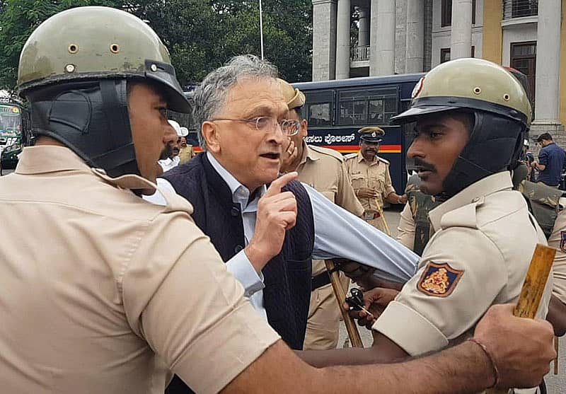 ರಾಮಚಂದ್ರ ಗುಹಾ ಅವರನ್ನು ಎಳೆದೊಯ್ಯುತ್ತಿರುವ ಪೊಲೀಸರು