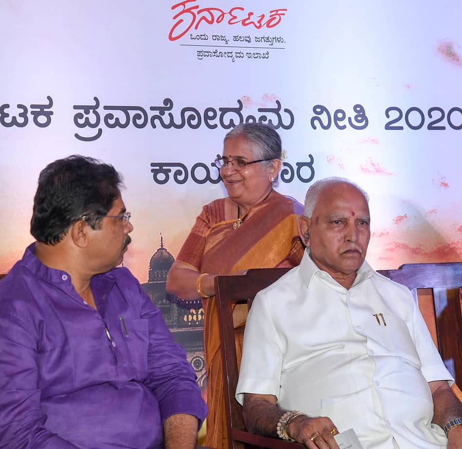 ಪ್ರವಾಸೋದ್ಯಮ ಕಾರ್ಯಪಡೆಯ ಅಧ್ಯಕ್ಷೆ ಸುಧಾಮೂರ್ತಿ ಅವರು ಭಾಷಣ ಮಾಡಲು ತೆರಳುತ್ತಿದ್ದಂತೆಯೇ ಕಂದಾಯ ಸಚಿವ ಆರ್.ಅಶೋಕ್ ಅವರತ್ತ ನೋಡಿದರು. ಮುಖ್ಯಮಂತ್ರಿ ಬಿ.ಎಸ್.ಯಡಿಯೂರಪ್ಪ ಇದ್ದರು. ಪ್ರಜಾವಾಣಿ ಚಿತ್ರ