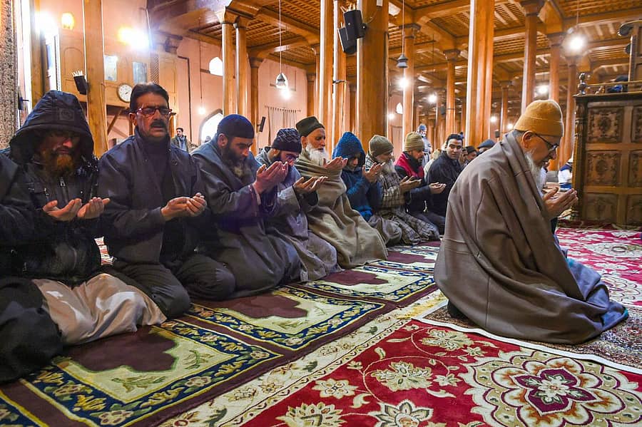 ಆಗಸ್ಟ್ 5ರ ಬಳಿಕ ಮೊದಲ ಬಾರಿಗೆ ಶ್ರೀನಗರದ ಐತಿಹಾಸಿಕ ಜಾಮಿಯಾ ಮಸೀದಿಯನ್ನು ತೆರೆಯಲಾಗಿದ್ದು, ಬುಧವಾರ ಪ್ರಾರ್ಥನೆಗೆ ಅವಕಾಶ ಮಾಡಿಕೊಡಲಾಯಿತು –ಪಿಟಿಐ ಚಿತ್ರ