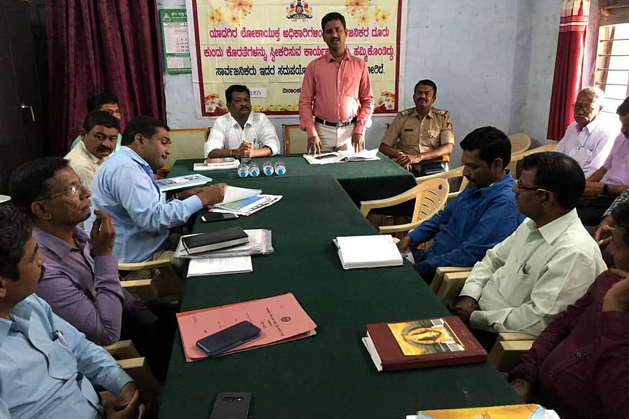 ಹುಣಸಗಿ ಪಟ್ಟಣದ ತಹಶೀಲ್ದಾರ್ ಕಚೇರಿ ಸಭಾಂಗಣಗದಲ್ಲಿಅಹವಾಲು ಸ್ವೀಕಾರ ಸಭೆಯಲ್ಲಿ ಲೊಕಾಯುಕ್ತ ಸಿಪಿಐ ಗುರುರಾಜ ಕಟ್ಟಿಮನಿ ಮಾತನಾಡಿದರು