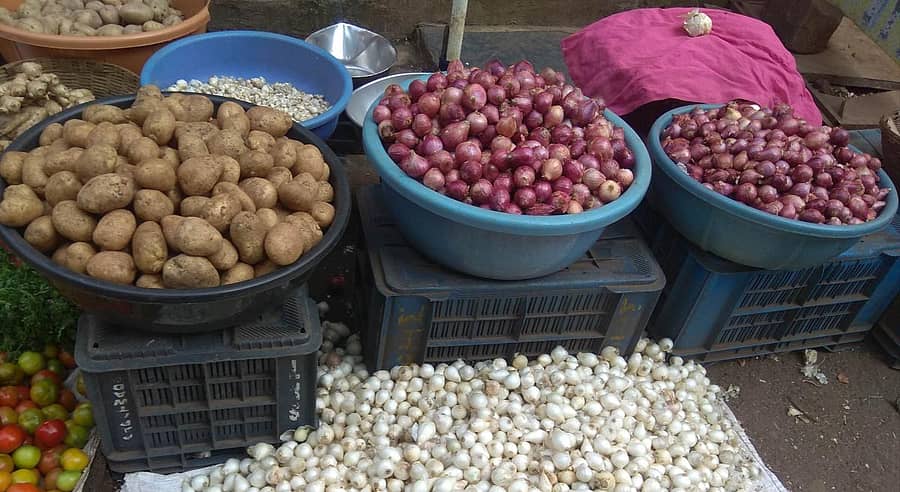 ಮಾರುಕಟ್ಟೆಯಲ್ಲಿ ಮಾರಾಟಕ್ಕೆ ಇಟ್ಟಿರುವ ಈರುಳ್ಳಿ