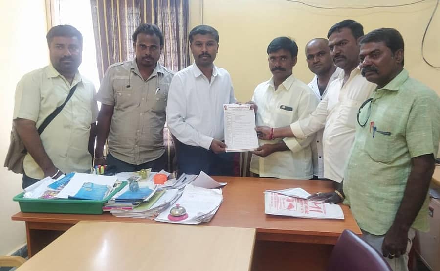 ವಿಜಯನಗರ ಯುವಕರ ಬಳಗದ ಪದಾಧಿಕಾರಿಗಳು ಗುರುವಾರ ಹೊಸಪೇಟೆಯಲ್ಲಿ ಉಪ ತಹಶೀಲ್ದಾರ್ ಅಮರನಾಥ ಅವರಿಗೆ ಮನವಿ ಪತ್ರ ಸಲ್ಲಿಸಿದರು