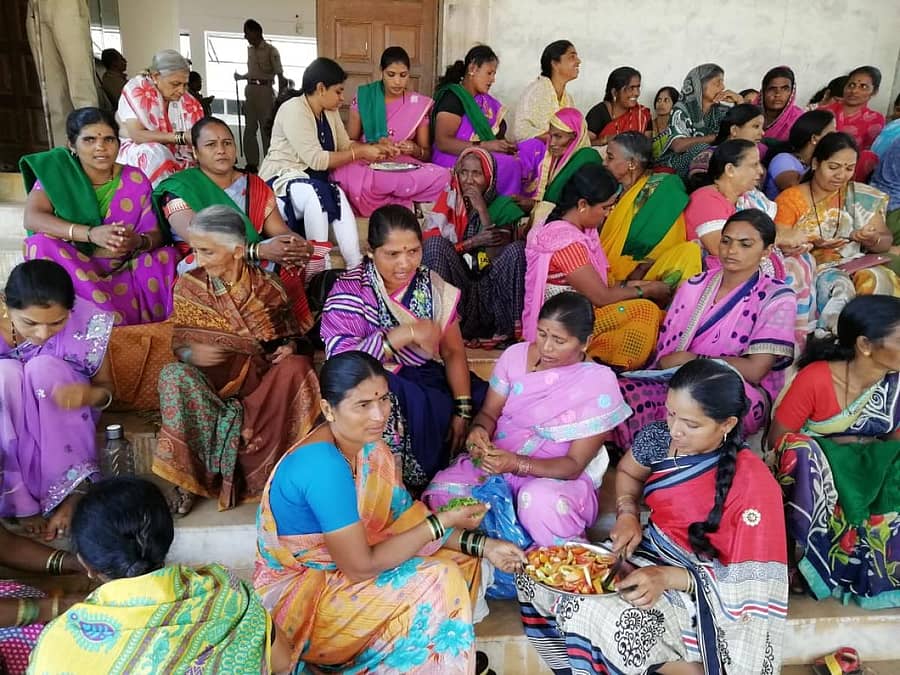 ಬೆಳಗಾವಿಯ ಬುಡಾ ಕಚೇರಿ ಎದುರು ಪ್ರತಿಭಟನೆ ನಡೆಸಿದ ರೈತ ಮಹಿಳೆಯರು ಉಪಾಹಾರ ಸಿದ್ಧಪಡಿಸಲು ತರಕಾರಿ ಕತ್ತರಿಸಿದರು