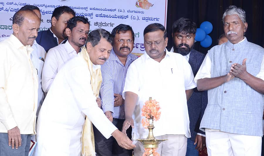 ಚಿತ್ರದುರ್ಗದ ತರಾಸು ರಂಗಮಂದಿರದಲ್ಲಿ ಪರಿಶಿಷ್ಟ ಜಾತಿ ಮತ್ತು ಪರಿಶಿಷ್ಟ ಪಂಗಡದ ಉದ್ದಿಮೆದಾರರು ಮತ್ತು ಕೈಗಾರಿಕೋದ್ಯಮಿಗಳ ಗುರುವಾರ ಏರ್ಪಡಿಸಿದ್ದ ಸವಲತ್ತು ಜಾಗೃತಿ ಸಮಾರಂಭವನ್ನು ಮಾಜಿ ಸಂಸದ ಬಿ.ಎನ್‌.ಚಂದ್ರಪ್ಪ ಉದ್ಘಾಟಿಸಿದರು. ರಾಜ್ಯಸಭೆ ಸದಸ್ಯ ಎಲ್‌.ಹನುಮಂತಯ್ಯ ಇದ್ದಾರೆ.