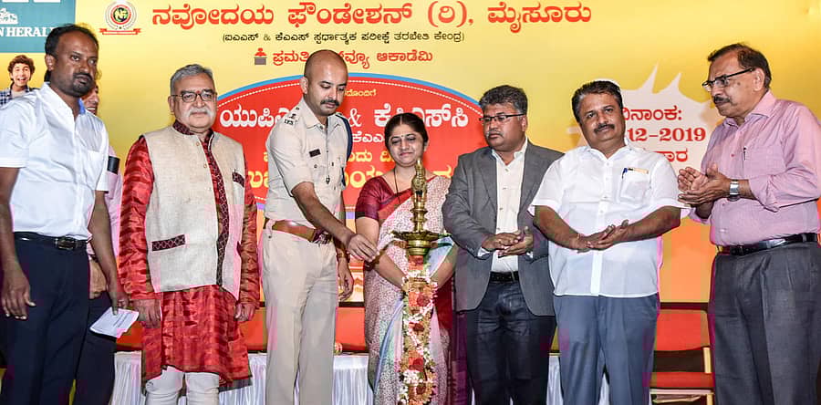 ನವೋದಯ ಫೌಂಡೇಷನ್ ಹಾಗೂ ಪ್ರಮತಿ ಹಿಲ್ ವ್ಯೂ ಅಕಾಡೆಮಿಯು ‘ಪ್ರಜಾವಾಣಿ’ ಮತ್ತು ‘ಡೆಕ್ಕನ್ ಹೆರಾಲ್ಡ್’ ಸಹಯೋಗದಲ್ಲಿ ನಗರದ ಕಲಾಮಂದಿರದಲ್ಲಿ ಗುರುವಾರ ಹಮ್ಮಿಕೊಂಡಿದ್ದ ‘ನವೋ–ಪ್ರಮತಿ’ ನಾಗರಿಕ ಸೇವಾ ಪರೀಕ್ಷಾ ತರಬೇತಿ ಕಾರ್ಯಕ್ರಮ, ಒಂದು ದಿನದ ಉಚಿತ ಕಾರ್ಯಾಗಾರವನ್ನು ಎಸ್ಪಿ ಸಿ.ಬಿ.ರಿಷ್ಯಂತ್ ಉದ್ಘಾಟಿಸಿದರು