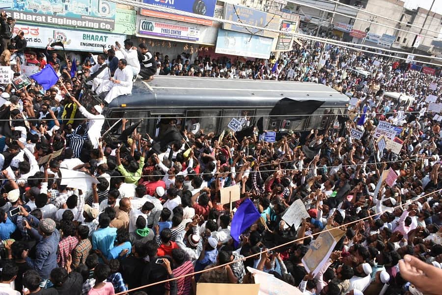 ಕಲಬುರ್ಗಿಯಲ್ಲಿ ಪ್ರತಿಭಟನೆ ನಡೆಸುತ್ತಿದ್ದ ವೇಳೆ ಮುಖಂಡರನ್ನು ವಶಕ್ಕೆ ಪಡೆದಿದ್ದನ್ನು ಖಂಡಿಸಿ ಪ್ರತಿಭಟನಕಾರರು ಪೊಲೀಸ್‌ ವಾಹನವನ್ನು ಸುತ್ತುವರಿದು ಅವರ ಬಿಡುಗಡೆಗೆ ಒತ್ತಾಯಿಸಿದರು