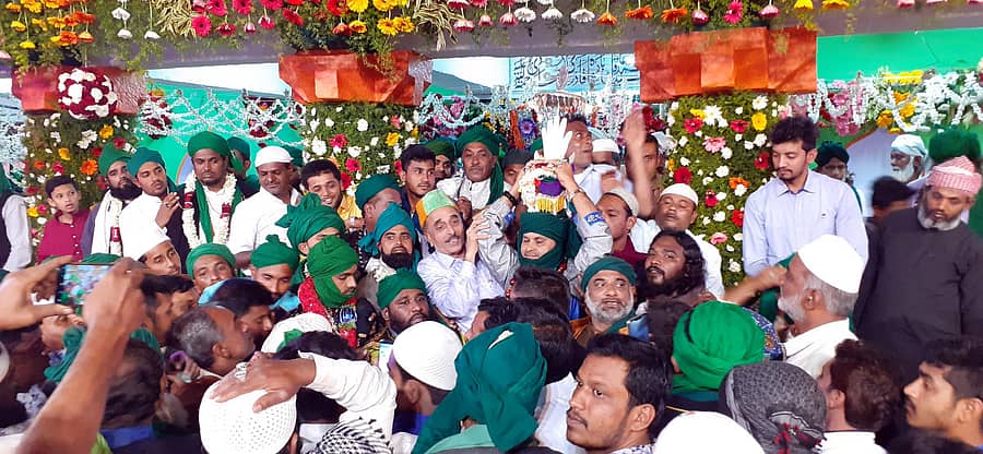 ಚನ್ನಪಟ್ಟಣದಲ್ಲಿ ನಡೆದ ಗಂಧ ಮಹೋತ್ಸವದಲ್ಲಿ ಮುಸ್ಲಿಂ ಧರ್ಮಗುರುಗಳು ಗಂಧವನ್ನು ಹೊತ್ತು ಮುನ್ನಡೆದರು