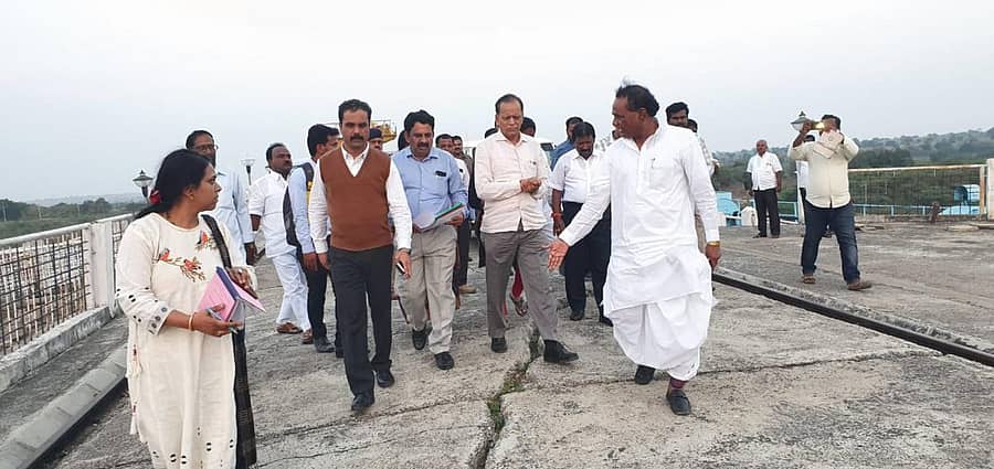 ಕರ್ನಾಟಕ ವಿಧಾನಮಂಡಲದ ಸಮಿತಿ ಗಂಡೋರಿ ನಾಲಾ ಯೋಜನಾ ಪ್ರದೇಶಕ್ಕೆ ಭೇಟಿ ನೀಡಿ ಎಸ್.ಸಿ.ಪಿ, ಟಿ.ಎಸ್.ಪಿ. ಯೋಜನೆಯಡಿ ಕೈಗೊಂಡಿರುವ ಕಾಮಗಾರಿಗಳ ಪರಿವೀಕ್ಷಣೆ ಮಾಡಿತು. ಸಮಿತಿ ಅಧ್ಯಕ್ಷ ಅಂಗಾರ, ವಿಧಾನಪರಿಷತ್‌ ಸದಸ್ಯ ತಿಪ್ಪಣ್ಣಪ್ಪ ಕಮಕನೂರ, ಹೆಚ್ಚುವರಿ ಜಿಲ್ಲಾಧಿಕಾರಿ ಶಂಕರ ವಣಿಕ್ಯಾಳ ಇದ್ದರು