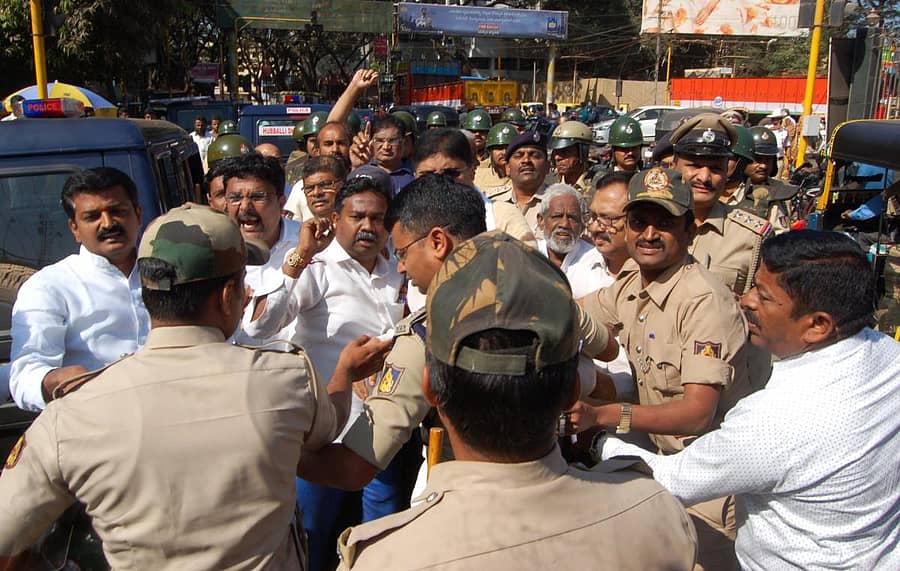 ಹುಬ್ಬಳ್ಳಿಯ ಡಾ.ಬಿ.ಆರ್‌.ಅಂಬೇಡ್ಕರ್‌ ವೃತ್ತದ ಬಳಿ ಪೌರತ್ವ(ತಿದ್ದುಪಡಿ)ಕಾಯ್ದೆ ವಿರೋಧಿಸಿ ಗುರುವಾರ ಪ್ರತಿಭಟನೆಗೆ ಮುಂದಾದ  ಮುಖಂಡರನ್ನು ಪೊಲೀಸರು ತಡೆದರು –ಪ್ರಜಾವಾಣಿ ಚಿತ್ರ