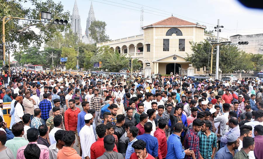 ಮೈಸೂರಿನ ಮಿಲಾದ್ಬಾಗ್ನಿಂದ ಹೊರ ಬಂದ ಪ್ರತಿಭಟನಾಕಾರರು ಸೇಂಟ್ ಫಿಲೊಮಿನಾ ಚರ್ಚ್ವರೆಗೆ ಪ್ರತಿಭಟನೆ ನಡೆಸಿದರು