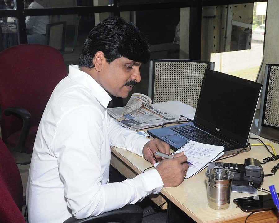 ಜಿಲ್ಲಾಧಿಕಾರಿ ಜಿ.ಜಗದೀಶ್ ಗುರುವಾರ ಉಡುಪಿ ಪ್ರಜಾವಾಣಿ ಕಚೇರಿಯಲ್ಲಿ ಫೋನ್ ಇನ್ ಕಾರ್ಯಕ್ರಮದಲ್ಲಿ ಭಾಗವಹಿಸಿ ಸಾರ್ವಜನಿಕರ ದೂರುಗಳನ್ನು ಆಲಿಸಿದರು.