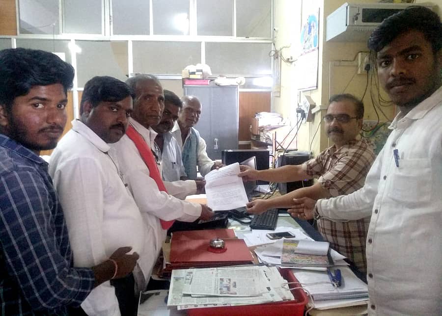 ಪೌರತ್ವ (ತಿದ್ದುಪಡಿ) ಕಾಯ್ದೆ ವಿರೋಧಿಸಿ, ಹಾವೇರಿ ನಗರದಲ್ಲಿ ಸಿಪಿಎಂ ಕಾರ್ಯಕರ್ತರು ಜಿಲ್ಲಾಧಿಕಾರಿ ಕಚೇರಿಗೆ ಮನವಿ ಸಲ್ಲಿಸಿದರು 