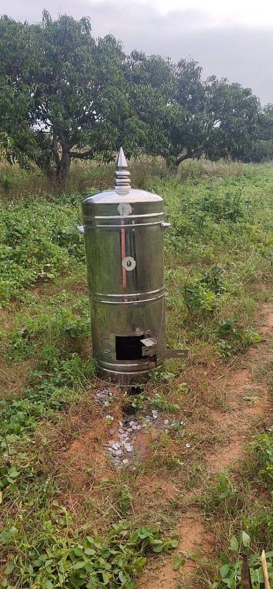 ಹೊಲದಲ್ಲಿ ಹುಂಡಿ ಹೊಡೆದು ಹಣ ದೋಚಿರುವುದು