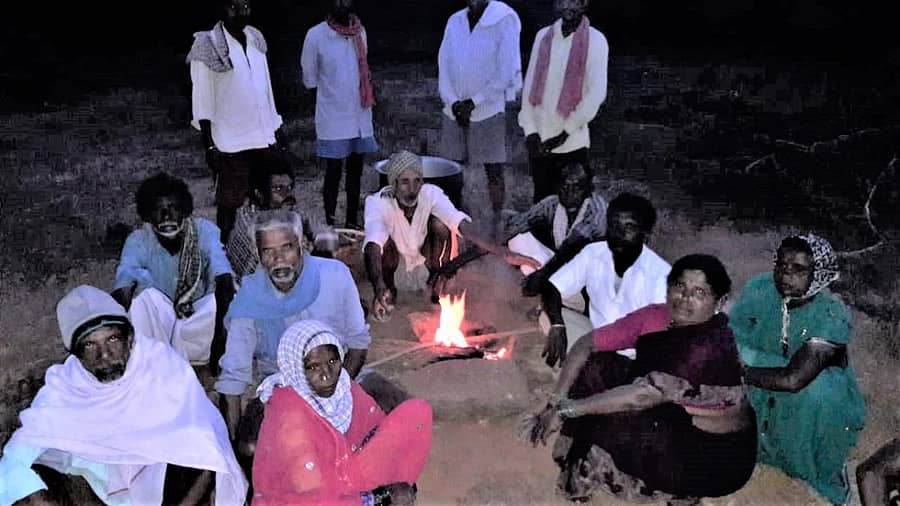 ಬುಡಗಯ್ಯನದೊಡ್ಡಿ ಆದಿವಾಸಿ ಇರುಳಿಗ ಜನಾಂಗದವರು ಅರಣ್ಯದಲ್ಲಿ ಆಹೋರಾತ್ರಿ ಧರಣಿ ನಡೆಸುತ್ತಿರುವುದು