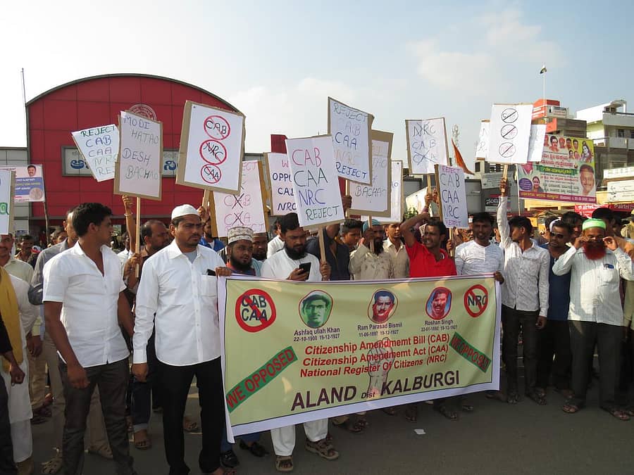 ಪೌರತ್ವ ತಿದ್ದುಪಡಿ ಕಾಯ್ದೆ ವಿರೋಧಿಸಿ ಆಳಂದದಲ್ಲಿ ಸಂವಿಧಾನ ರಕ್ಷಣಾ ವೇದಿಕೆ ಹಾಗೂ ಮುಸ್ಲಿಂ ಸಂಘಟನೆಗಳು ಪ್ರತಿಭಟನೆ ನಡೆಸಿದವು