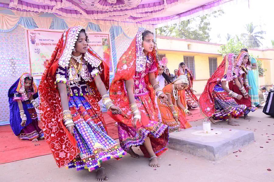 ಕಾರ್ಯಕ್ರಮದಲ್ಲಿ ಅಳ್ಳಿಕೇರಿ ಸರ್ಕಾರಿ ಪ್ರಾಥಮಿಕ ಶಾಲೆಯ ವಿದ್ಯಾರ್ಥಿನಿಯರು ಲಂಬಾಣಿ ಸಾಂಪ್ರದಾಯಿಕ ವಸ್ತ್ರದಲ್ಲಿ ಸಮೂಹ ನೃತ್ಯ ಪ್ರಸ್ತುತಪಡಿಸಿದರು