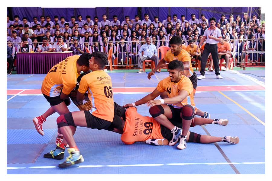 ಶಿವಾಜಿ ವಿವಿ ಆಟಗಾರರು ರೋಹ್ಟಕ್ನ ಎಂಡಿ ವಿವಿ ಆಟಗಾರನನ್ನು ಹಿಡಿದು ಪಾಯಿಂಟ್ಸ್ ಗಳಿಸಿದ ಕ್ಷಣ