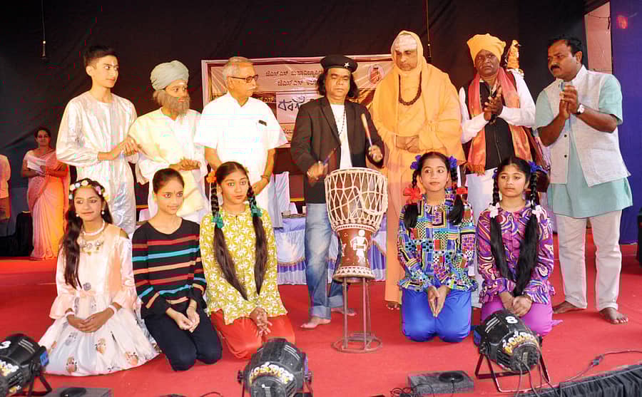 ಮೈಸೂರು ರಂಗಾಯಣದ ಹಿರಿಯ ಕಲಾವಿದ ಮೈಮ್‌ ರಮೇಶ್‌ ಅವರು ಡ್ರಮ್‌ ಬಾರಿಸುವ ಮೂಲಕ ಜೆಎಸ್‌ಎಸ್‌ ರಂಗೋತ್ಸವಕ್ಕೆ ಚಾಲನೆ ನೀಡಿದರು