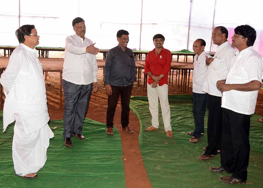 ಬೀದರ್ನ ಬಿ.ವಿ.ಬಿ. ಕಾಲೇಜು ಆವರಣದಲ್ಲಿ ಗುರುವಾರ ಶರಣ ಸಂಸ್ಕೃತಿ ಉತ್ಸವದ ಸ್ವಾಗತ ಸಮಿತಿಯ ಅಧ್ಯಕ್ಷ ಗುರುನಾಥ ಕೊಳ್ಳೂರು ಹಾಗೂ ಪದಾಧಿಕಾರಿಗಳು ಶರಣ ಸಂಸ್ಕೃತಿ ಉತ್ಸವದ ಸಿದ್ಧತೆಗಳನ್ನು ಪರಿಶೀಲಿಸಿದರು