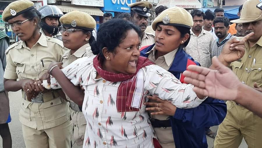 ಪೌರತ್ವ ತಿದ್ದುಪಡಿ ಕಾಯ್ದೆ ಹಾಗೂ ರಾಷ್ಟ್ರೀಯ ನೋಂದಣಿ ಪ್ರಕ್ರಿಯೆ ವಿರೋಧಿಸಿ ಕೋಲಾರದಲ್ಲಿ ಗುರುವಾರ ಪ್ರತಿಭಟನೆ ಮಾಡಿದ ಸಿಪಿಎಂ ಕಾರ್ಯಕರ್ತರು ಪೊಲೀಸರ ಜತೆ ವಾಗ್ವಾದ ನಡೆಸಿದರು.