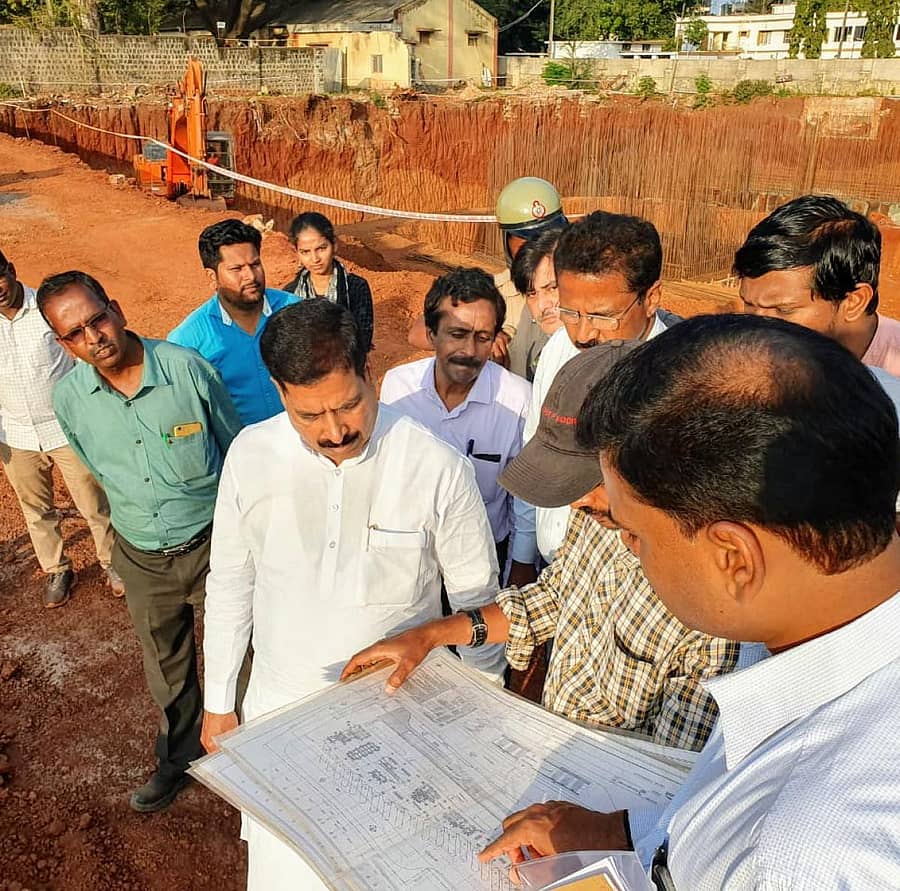 ಬೆಳಗಾವಿಯಲ್ಲಿ ಸ್ಮಾರ್ಟ್ ಸಿಟಿ ಯೋಜನೆಯಲ್ಲಿ ಕೈಗೊಂಡಿರುವ ಬಸ್ ನಿಲ್ದಾಣ ನಿರ್ಮಾಣ ಕಾಮಗಾರಿಯನ್ನು ರೈಲ್ವೆ ಖಾತೆ ರಾಜ್ಯ ಸಚಿವ ಸುರೇಶ ಅಂಗಡಿ ಗುರುವಾರ ವೀಕ್ಷಿಸಿ ಅಧಿಕಾರಿಗಳಿಂದ ಮಾಹಿತಿ ಪಡೆದರು