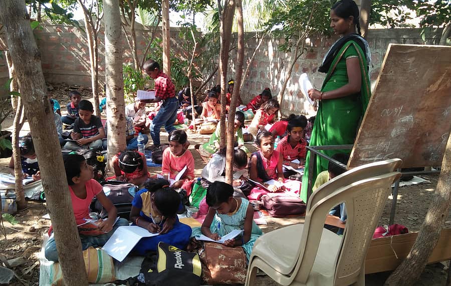 ಚಿಕ್ಕೋಡಿ ತಾಲ್ಲೂಕಿನ ನಾಗರಮುನ್ನೋಳಿ ಗ್ರಾಮ ವ್ಯಾಪ್ತಿಯ ಬೆಳಗಲಿಯ ಕಲ್ಮಡ ತೋಟದ ಸರ್ಕಾರಿ ಶಾಲೆಯ ಮಕ್ಕಳು ಪ್ರಕೃತಿಯ ಮಡಿಲಿನಲ್ಲಿ ಅಭ್ಯಾಸ ಮಾಡುತ್ತಿದ್ದಾರೆ