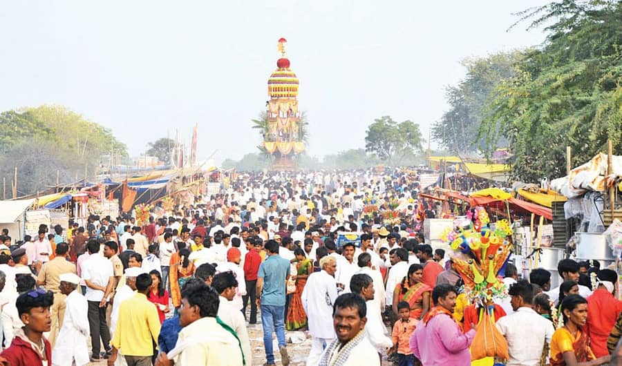 ಯಡ್ರಾಮಿ ತಾಲ್ಲೂಕಿನ ಕಡಕೋಳದ ಮಡಿವಾಳೇಶ್ವರ ಜಾತ್ರೆ ಅಂಗವಾಗಿ ಗುರುವಾರ ಸಂಜೆ ಅದ್ಧೂರಿ ರಥೋತ್ಸವ ನಡೆಯಿತು