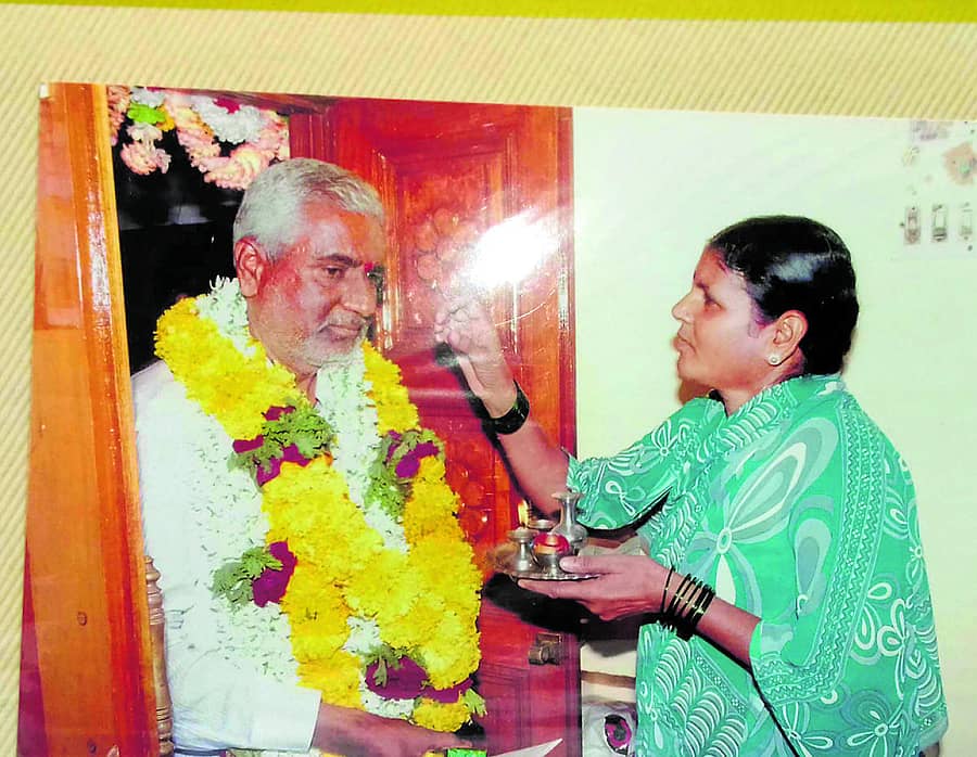 ಚಂದ್ರಕಾಂತ ಕರದಳ್ಳಿ ಅವರಿಗೆ ತಿಲಕ ಇಡುತ್ತಿರುವ ಪತ್ನಿ ದೇವಮ್ಮ (ಸಂಗ್ರಹ ಚಿತ್ರ)