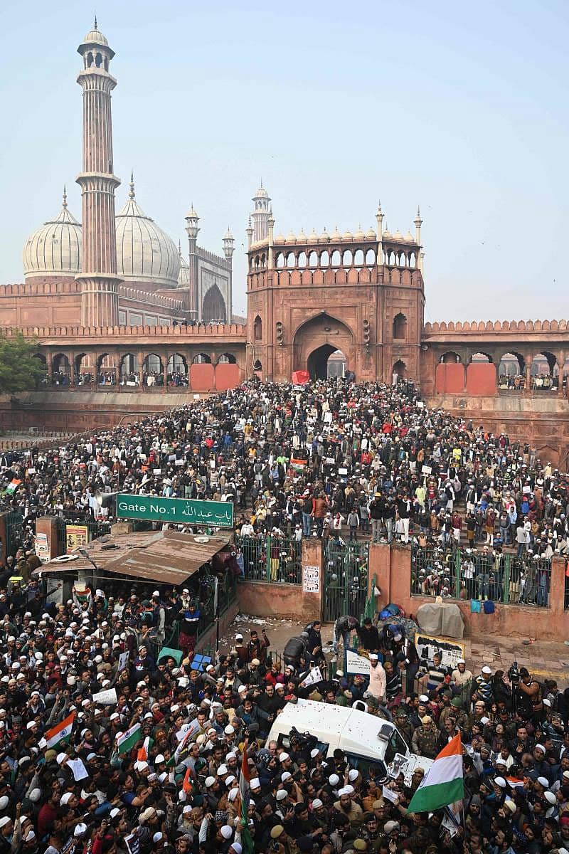 ದೆಹಲಿಯ ಜಾಮಾ ಮಸೀದಿಯ ಆವರಣದಲ್ಲಿ ಮತ್ತು ಹೊರಗೆ ಕಿಕ್ಕಿರಿದು ತುಂಬಿದ್ದ ಪ್ರತಿಭಟನಕಾರರು.