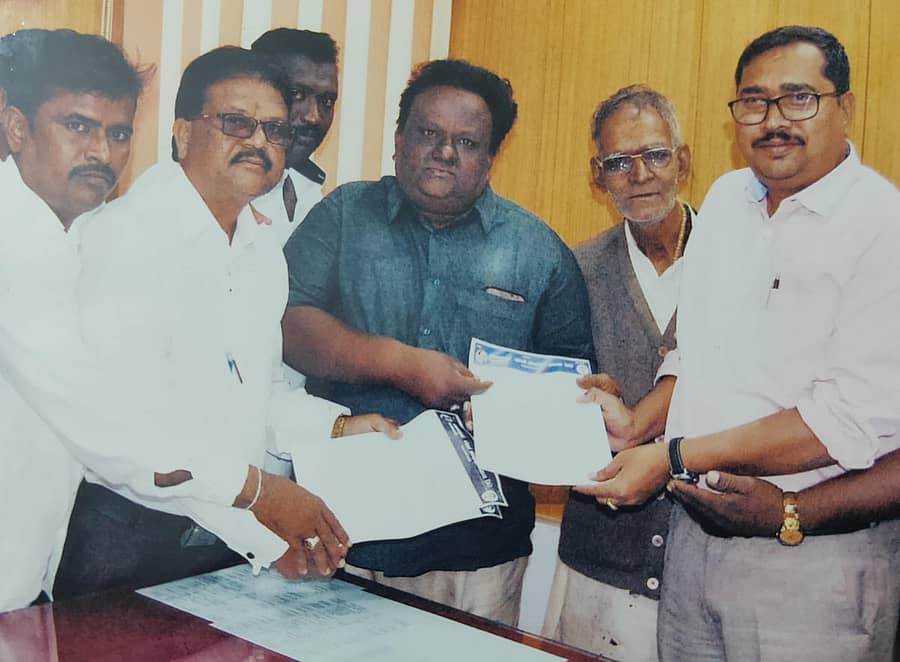 ಬೀದರ್ ತಾಲ್ಲೂಕಿನ ಚಿಟ್ಟಾವಾಡಿಯ ಆಶ್ರಯ ಮನೆಗಳಿಗೆ ಮೂಲ ಸೌಕರ್ಯ ಒದಗಿಸಬೇಕು ಎಂದು ಒತ್ತಾಯಿಸಿ ಕರ್ನಾಟಕ ದಲಿತ ಸಂಘರ್ಷ ಸಮಿತಿ (ಭೀಮವಾದ) ಪದಾಧಿಕಾರಿಗಳು ಗುರುವಾರ ನಗರಸಭೆ ಆಯುಕ್ತ ಬಸಪ್ಪ ಅವರಿಗೆ ಮನವಿ ಸಲ್ಲಿಸಿದರು