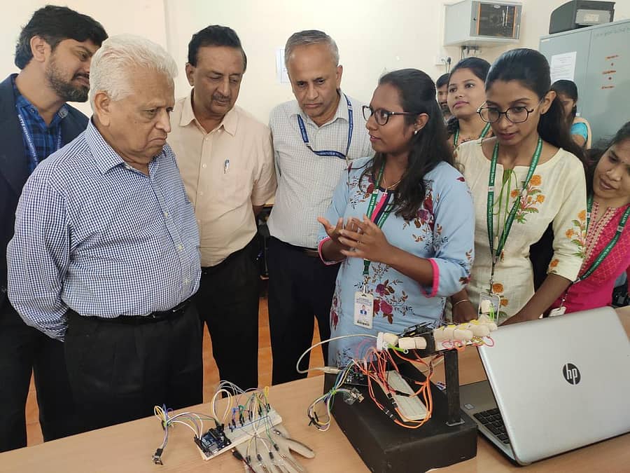 ಪ್ರದರ್ಶನದಲ್ಲಿ ಪ್ರೊ.ಎನ್.ಆರ್.ಶೆಟ್ಟಿ ಅವರು ಮಾದರಿಗಳ ಬಗ್ಗೆ ವಿದ್ಯಾರ್ಥಿಗಳಿಂದ ಮಾಹಿತಿ ಪಡೆದರು. ಡಾ.ಎಚ್.ಸಿ.ನಾಗರಾಜ್, ಡಾ.ವಿ.ಶ್ರೀಧರ್, ಡಾ.ಎನ್.ಎಚ್.ಪ್ರಸಾದ್ ಇದ್ದಾರೆ.