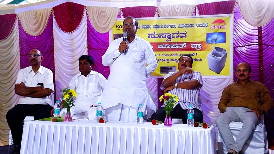 ಬಹುಮಾನ ವಿತರಣೆ ಕಾರ್ಯಕ್ರಮದಲ್ಲಿ ಮಹಾಮಂಡಳಿ ಉಪಾಧ್ಯಕ್ಷ ಶಂಕ್ರಪ್ಪ ಗೌಡ ಪೊಲೀಸ್ ಪಟೇಲ ಮಾತನಾಡಿದರು. ಮಹಾಮಂಡಳಿಯ ನಿರ್ದೇಶಕಿ ಬಿ.ಟಿ. ಬೆನಕಟ್ಟಿ, ಮಹಾಂತೇಶ್ ಪಾಟೀಲ ಅತ್ತನೂರ, ವ್ಯವಸ್ಥಾಪಕ ನಿರ್ದೇಶಕ ಜೆ. ರಮಾನಂದ, ಮಾರುಕಟ್ಟೆ ವಿಭಾಗದ ಮುಖ್ಯಸ್ಥ ಬಿ. ಸೋಮಶೇಖರ ಇದ್ದರು.
