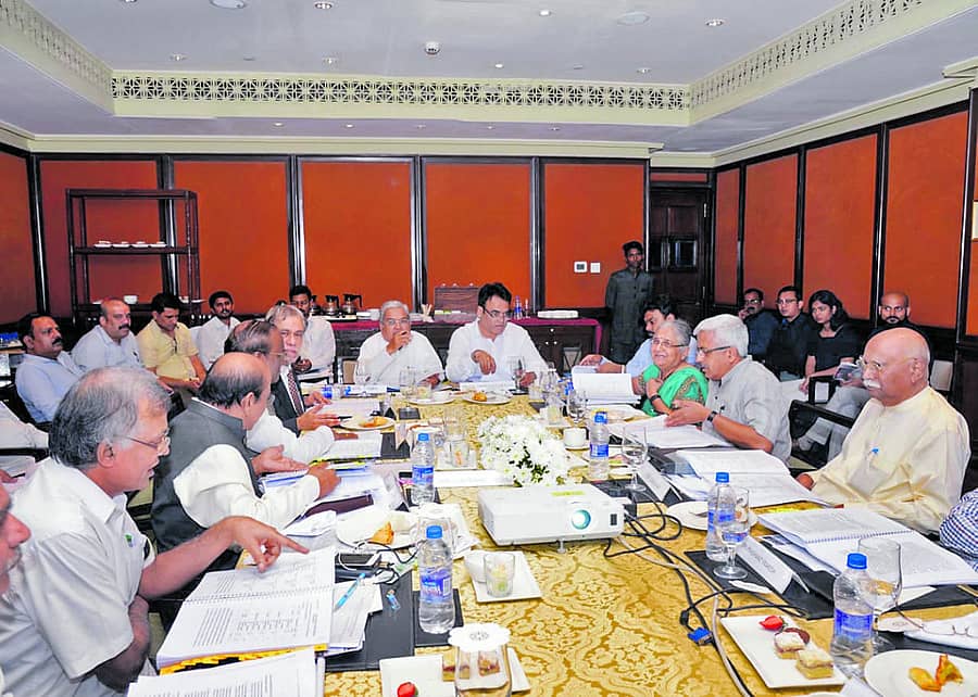 ಬೆಂಗಳೂರಿನಲ್ಲಿ ಗುರುವಾರ ಉಪಮುಖ್ಯಮಂತ್ರಿ ಗೋವಿಂದ ಎಂ.ಕಾರಜೋಳ ಅಧ್ಯಕ್ಷತೆಯಲ್ಲಿ ಅಂಬೇಡ್ಕರ್‌ ಸ್ಕೂಲ್‌ ಆಫ್‌ ಎಕನಾಮಿಕ್ಸ್‌ನ ಆಡಳಿತ ಮಂಡಳಿ ಸಭೆ ನಡೆಯಿತು