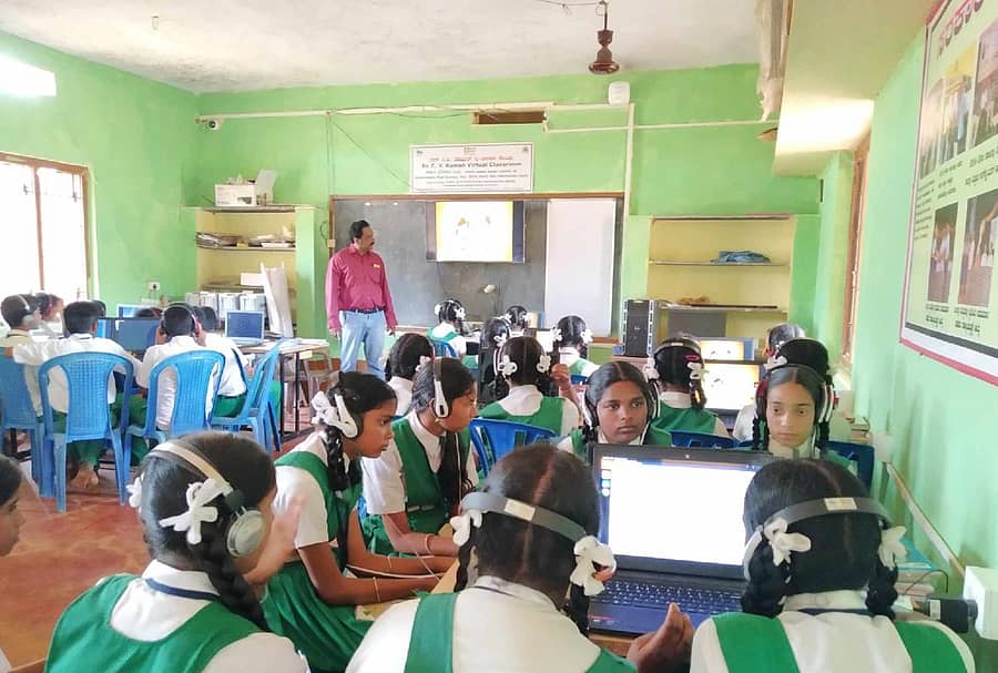 ಅಂಕೋಲಾ ತಾಲ್ಲೂಕಿನ ಹಿಲ್ಲೂರು ಪ್ರೌಢಶಾಲೆಯ ‘ವರ್ಚುವಲ್ ಲ್ಯಾಬ್’ನಲ್ಲಿ ಕಲಿಕೆಯಲ್ಲಿ ನಿರತರಾಗಿರುವ ವಿದ್ಯಾರ್ಥಿಗಳು