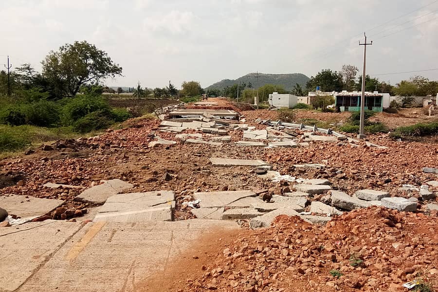 ಮಲಪ್ರಭಾ ನದಿ ಪ್ರವಾಹದಿಂದ ಪಟ್ಟದಕಲ್ಲು ಗ್ರಾಮದ ಬಳಿ ಹೆದ್ದಾರಿ ಕಿತ್ತು ಹಾಳಾಗಿರುವ ನೋಟ