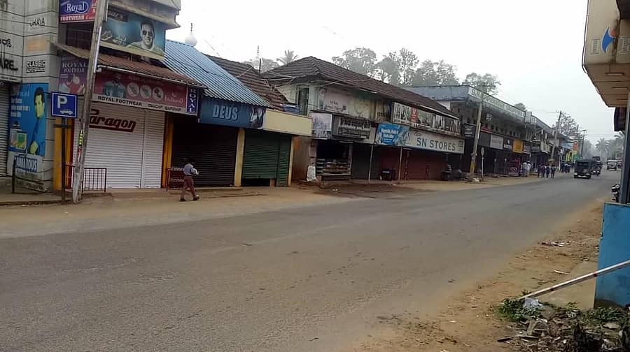 ಸಿದ್ದಾಪುರ ಪಟ್ಟಣದ ಬಹುತೇಕ ಅಂಗಡಿ ಮುಂಗಟ್ಟುಗಳು ಸ್ವಯಂಘೋಷಿತ ಬಂದ್ ಆಚರಿಸಿದರು.