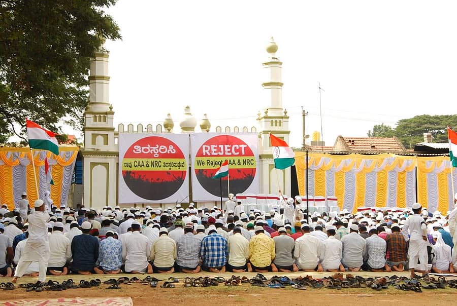 ಈದ್ಗಾ ಮೈದಾನದಲ್ಲಿ ಅಳವಡಿಸಲಾಗಿದ್ದ ‘ಸಿಎಎ ತಿರಸ್ಕರಿಸಿ’ ಫಲಕದ ಮುಂದೆ ಮುಸ್ಲಿಮರು ಸಾಮೂಹಿಕ ಪ್ರಾರ್ಥನೆ ಸಲ್ಲಿಸಿದರು